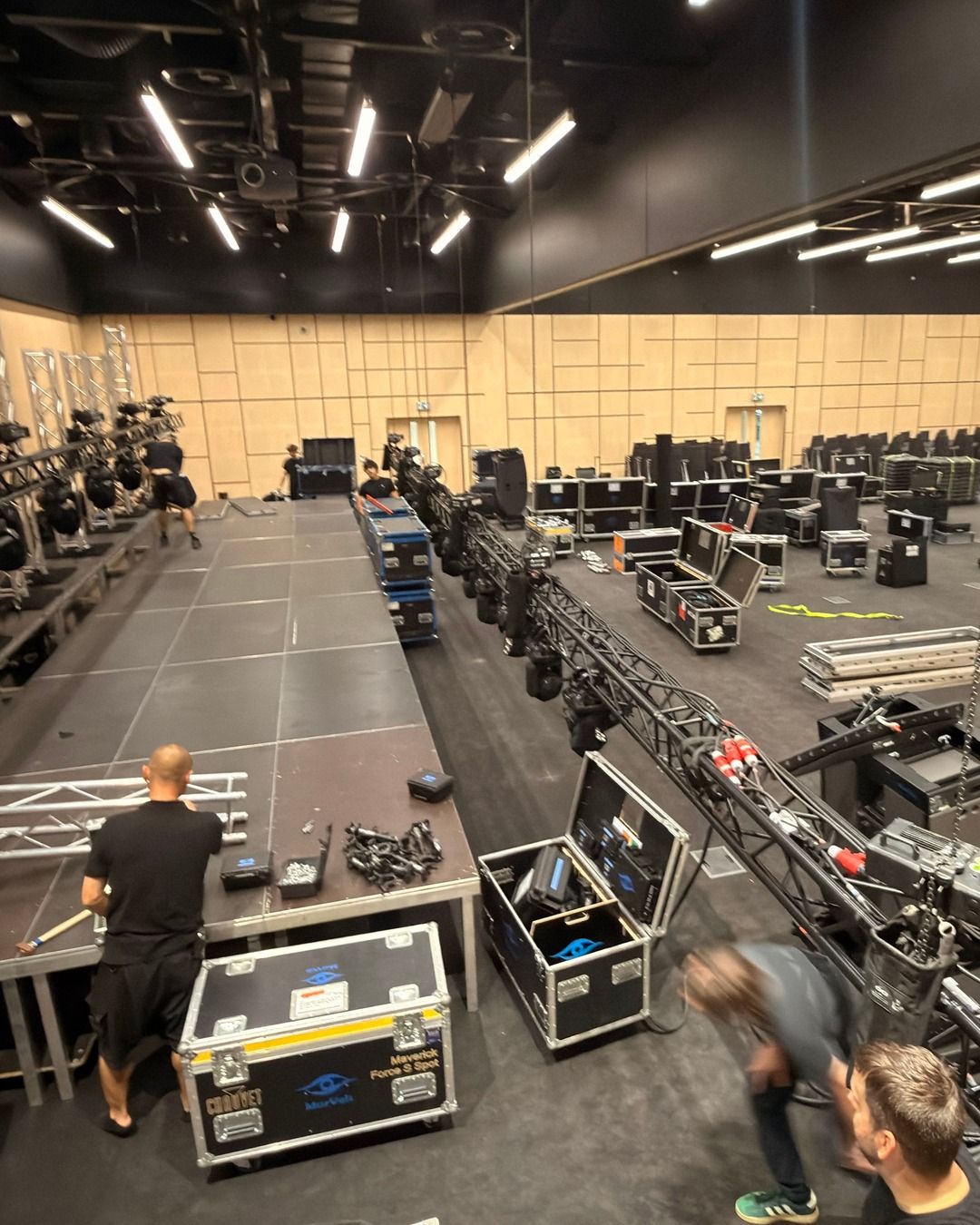 Truss on the floor before lifting during a conference build