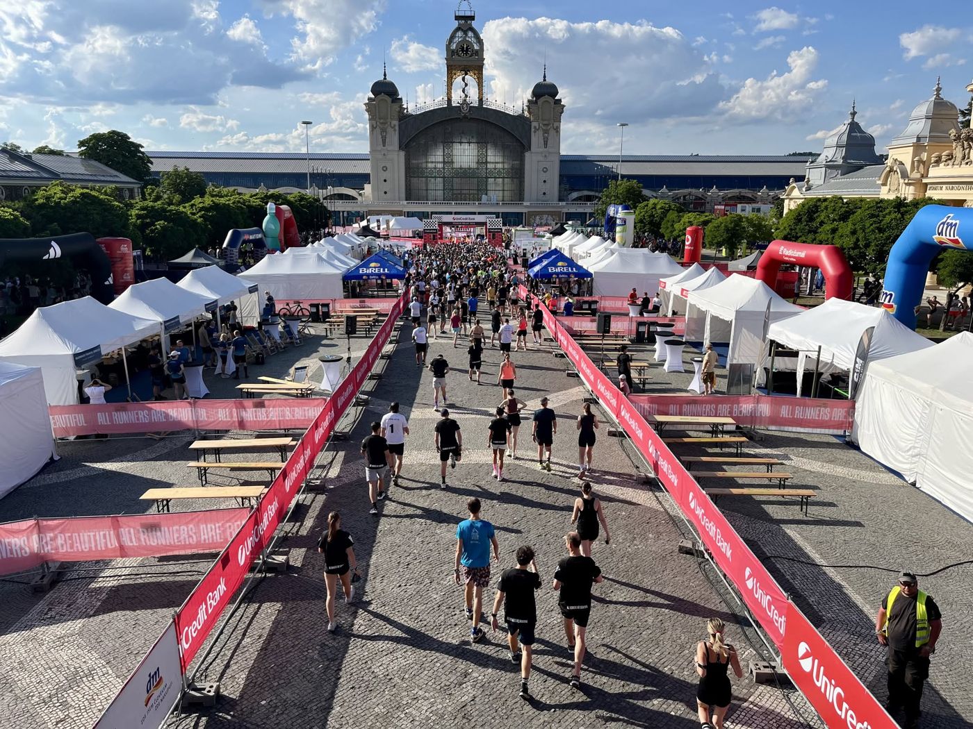 Finish straight of the race in front of the Industrial Palace