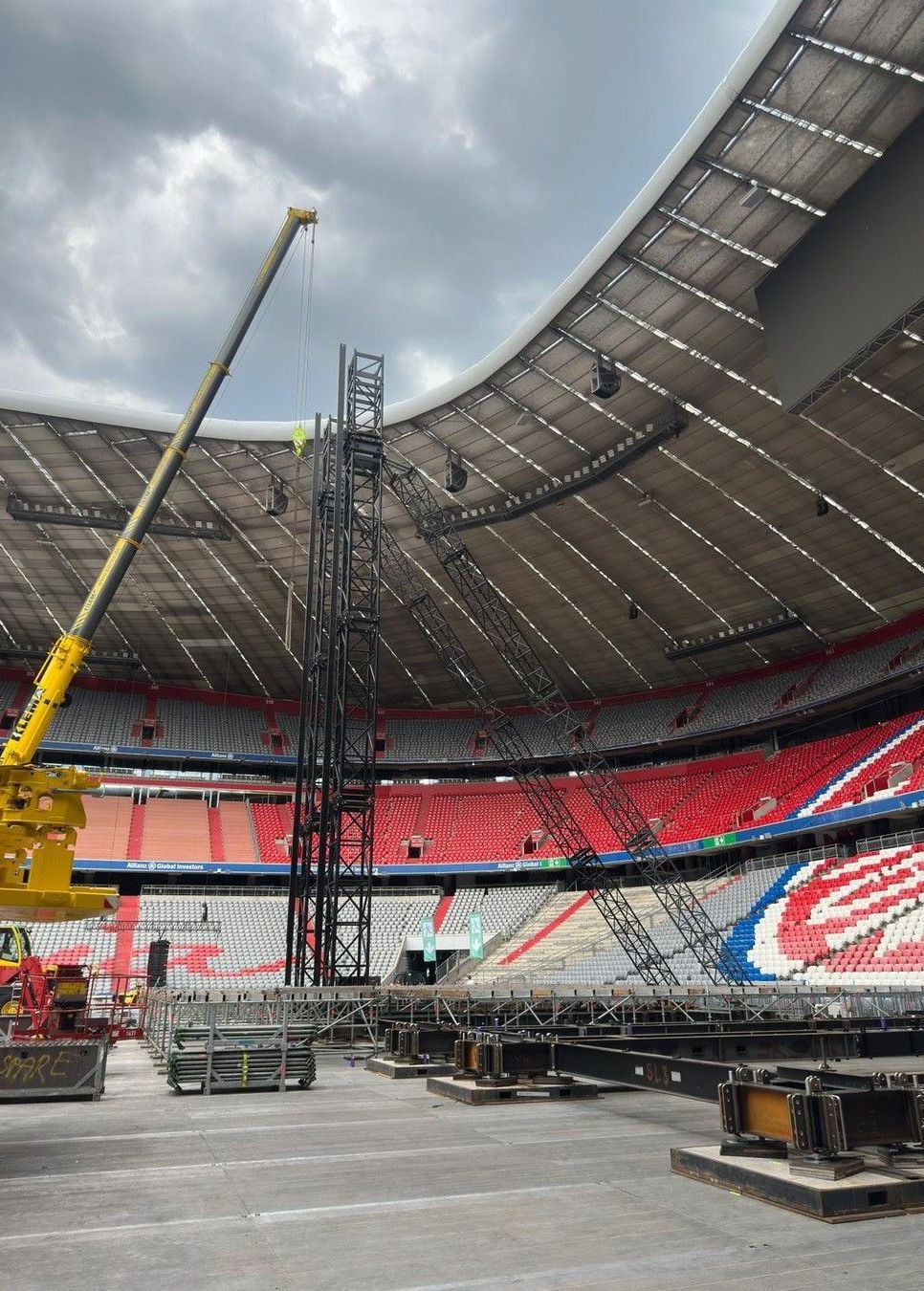Crane and stage structure in a stadium